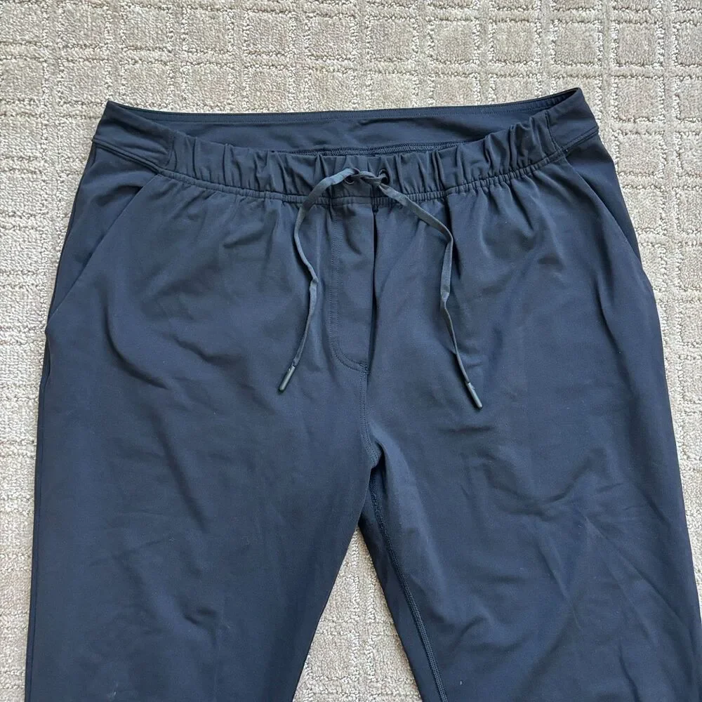 Lululemon Pull On Crop Pant Women's 10 Black Athleisure Casual Comfort Travel
